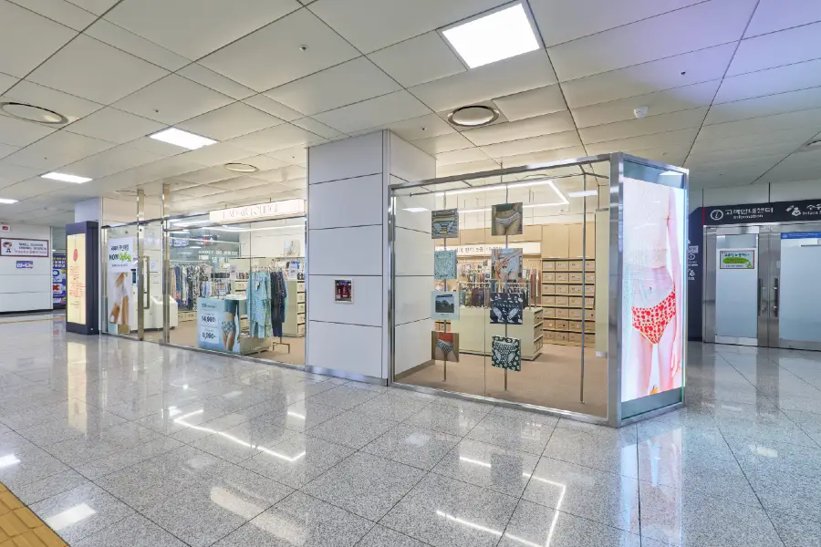 논현역점 매장 전경 1