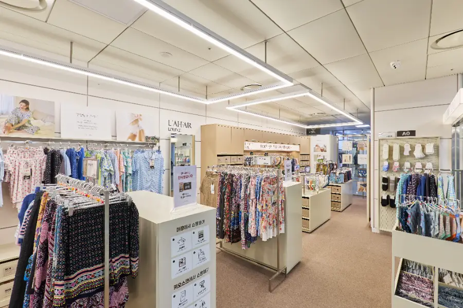 논현역점 매장 전경 8